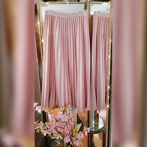 Pink pleated skirt